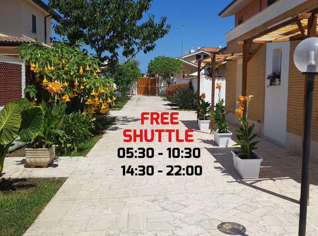 a free shuttle sign in a driveway of a house at un passo dal mare in Fiumicino
