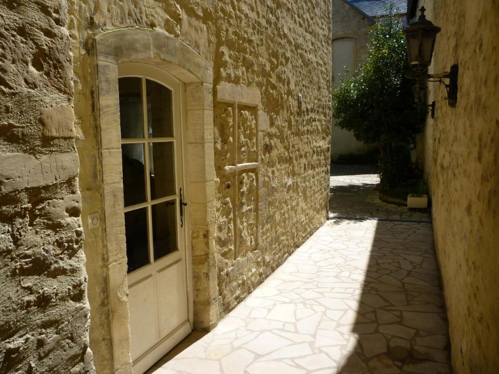 - une entrée pour un bâtiment en pierre avec une porte dans l'établissement Studio St Jean, à Bayeux
