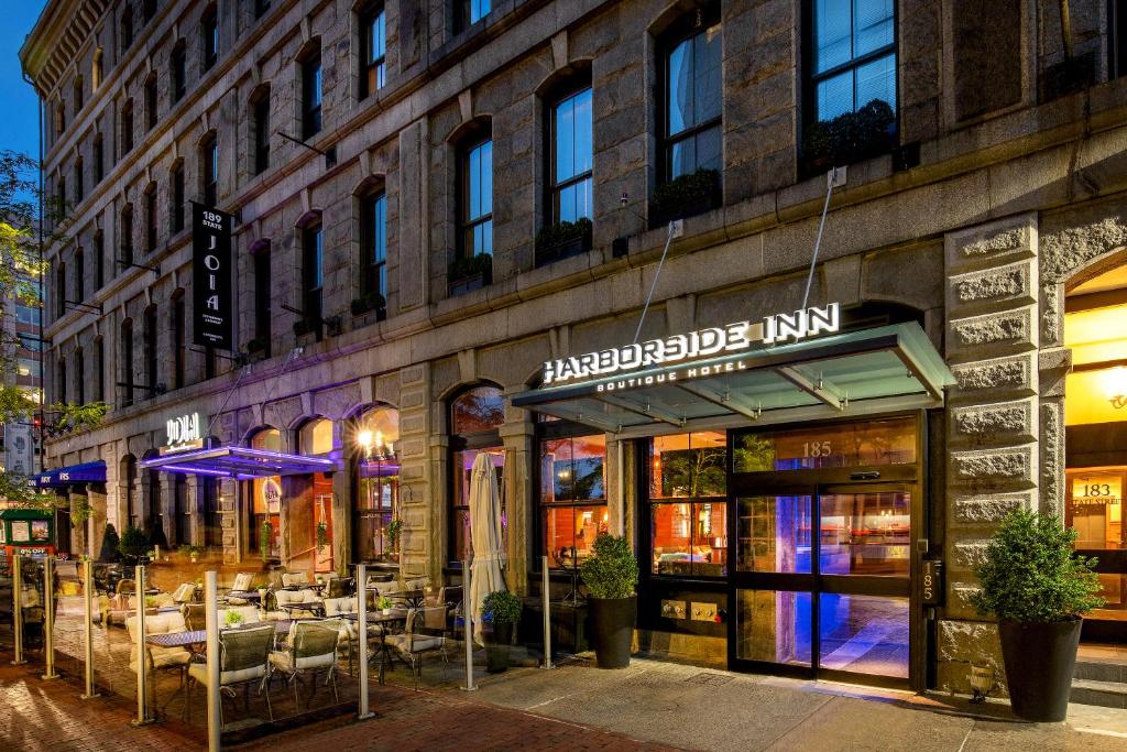 una tienda frente a un edificio con mesas y sillas en Harborside Inn en Boston