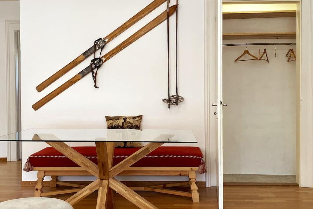 Postel nebo postele na pokoji v ubytování Chesa Giulia St.Moritz