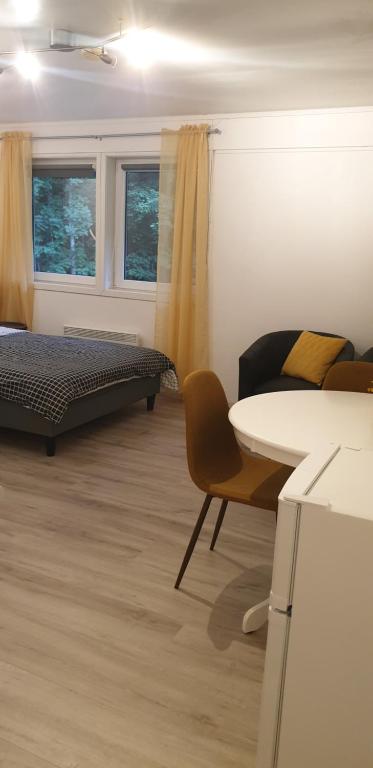 een kamer met een bed en een tafel en stoelen bij Studio 2 in Dalen