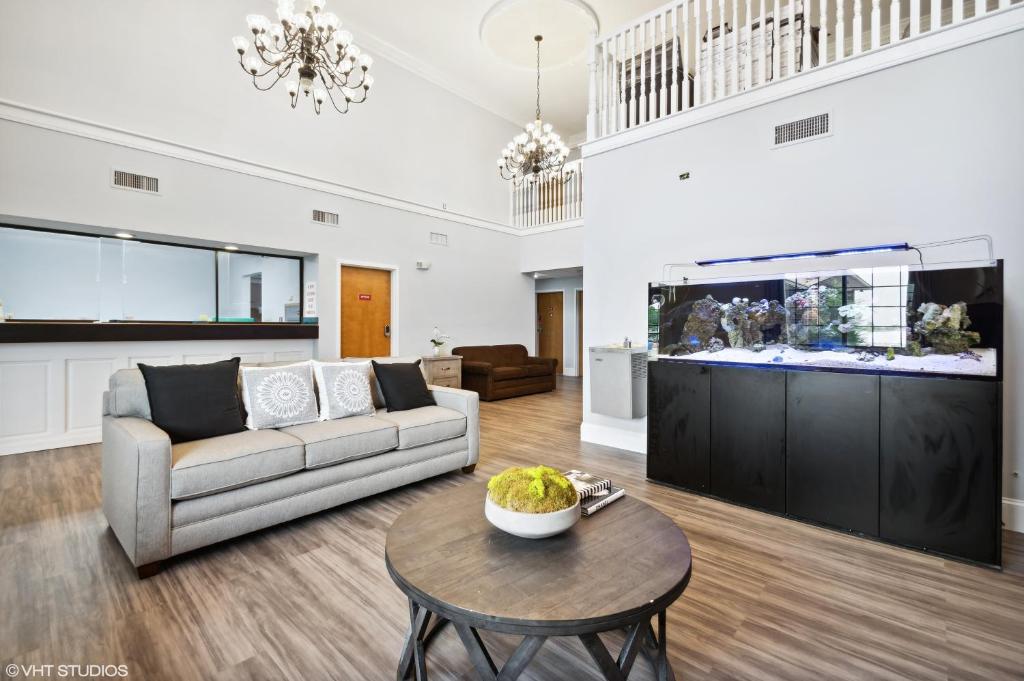 a living room with a couch and a fish tank at My Hometown Inn in Mooresville