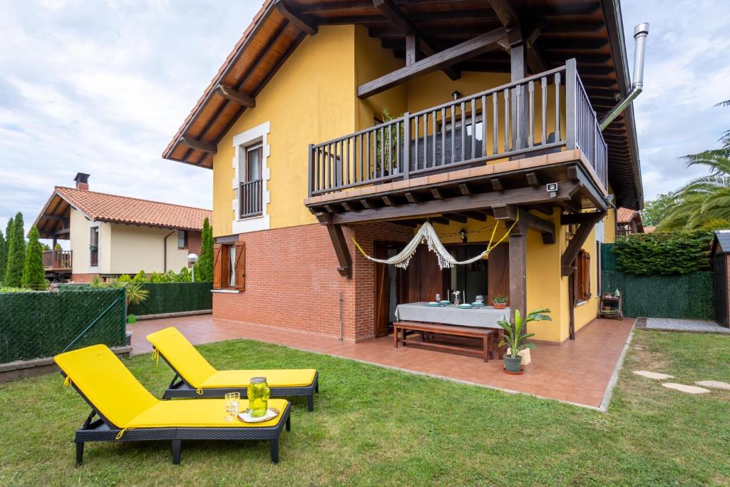 een patio met 2 gele stoelen en een balkon bij Paraisos Connecta in Cubas