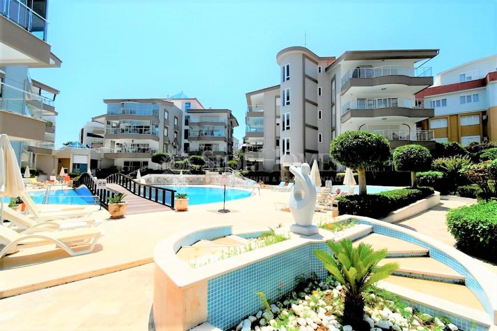 西代的住宿－Side Oasis Residence 2+1 (Manavgat/Antalya).，一座带游泳池和部分建筑的度假村
