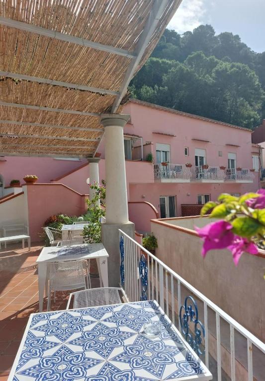 Nespecifikovaný výhled na hory nebo výhled na hory při pohledu z hotelu