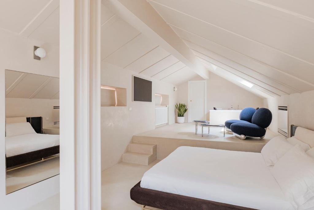 ein Schlafzimmer mit einem Bett und ein Wohnzimmer in der Unterkunft Palazzo Mazzini in Como