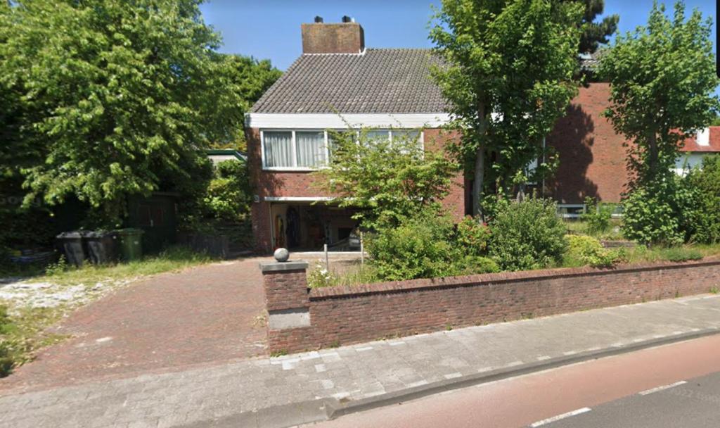 una casa con una entrada de ladrillo delante de ella en Zuidwest Zeven free parking! en Zandvoort