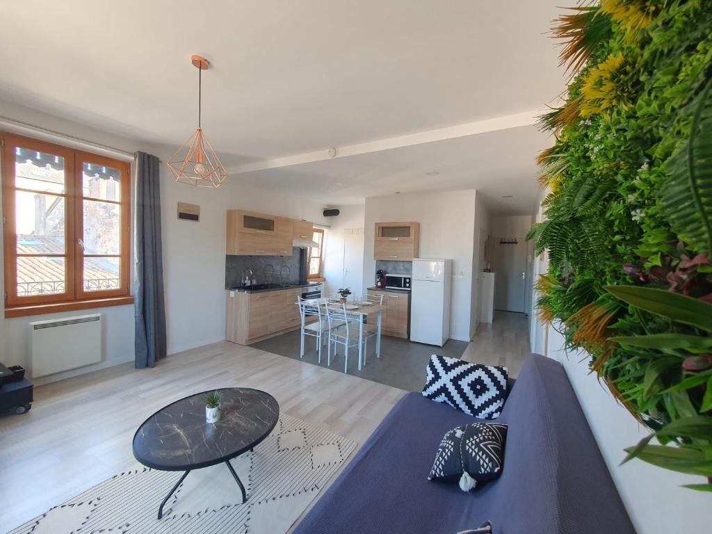 un salon avec une table et une cuisine dans l'établissement Mâcon • T2 St Vincent • HostisY, à Mâcon