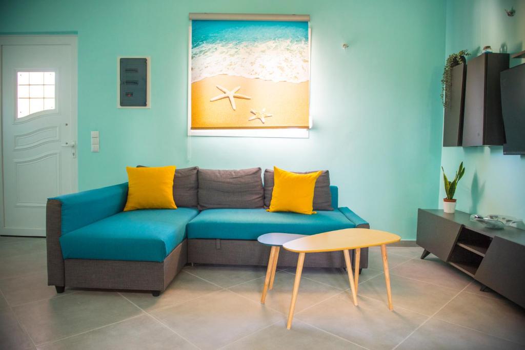 a living room with a blue couch and a table at StayZeta in Análipsis