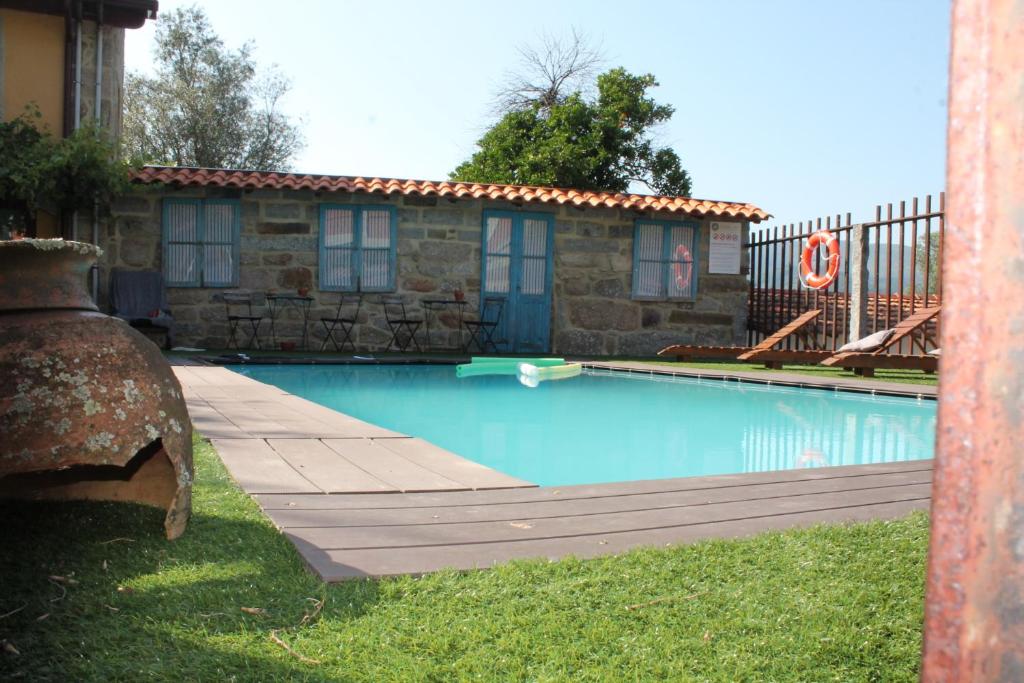 een zwembad in de tuin van een huis bij Quinta da Mó in Terras de Bouro