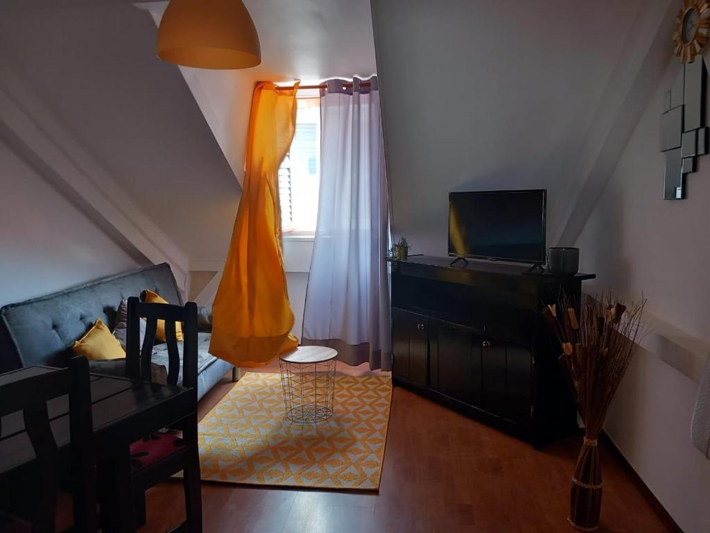 uma sala de estar com um sofá e uma janela em Victory Locations em Fort-de-France