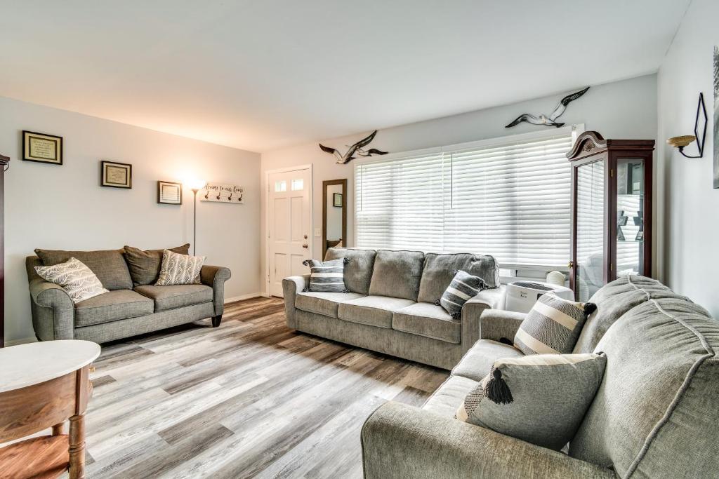 Χώρος καθιστικού στο 4 Mi to Dtwn Rochester Charming Apt with Patio!