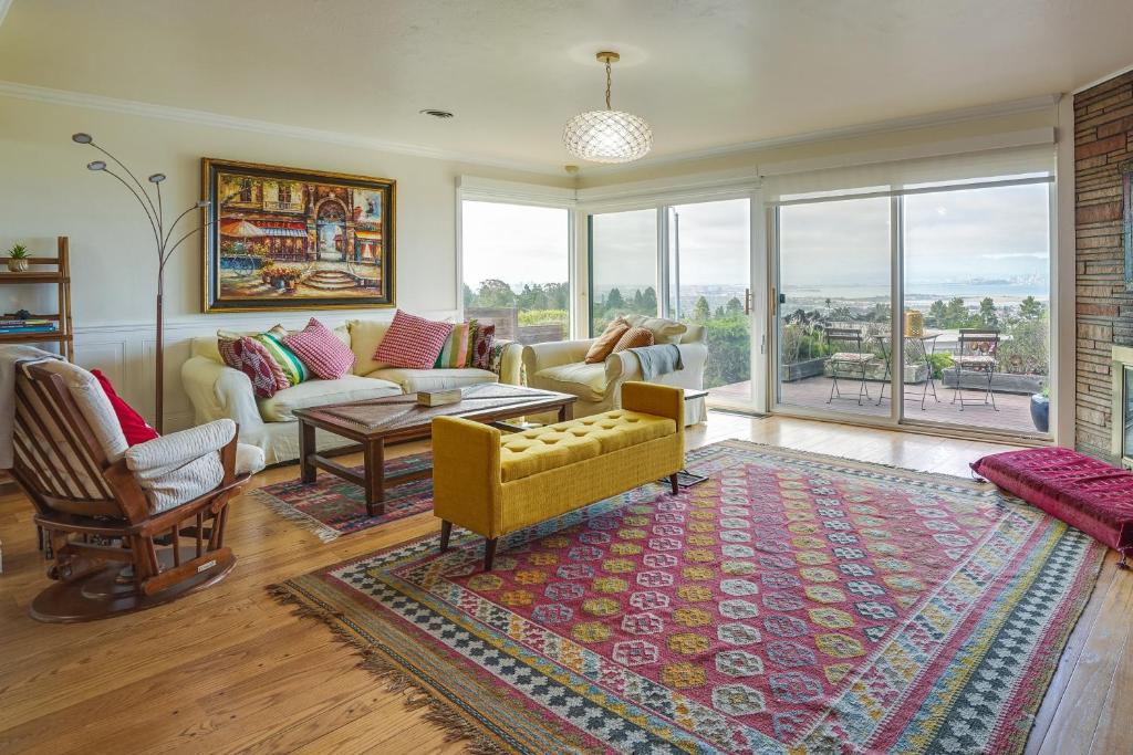 sala de estar con sofá, sillas y alfombra en Stunning Bay-View Vacation Rental in Kensington! en Kensington