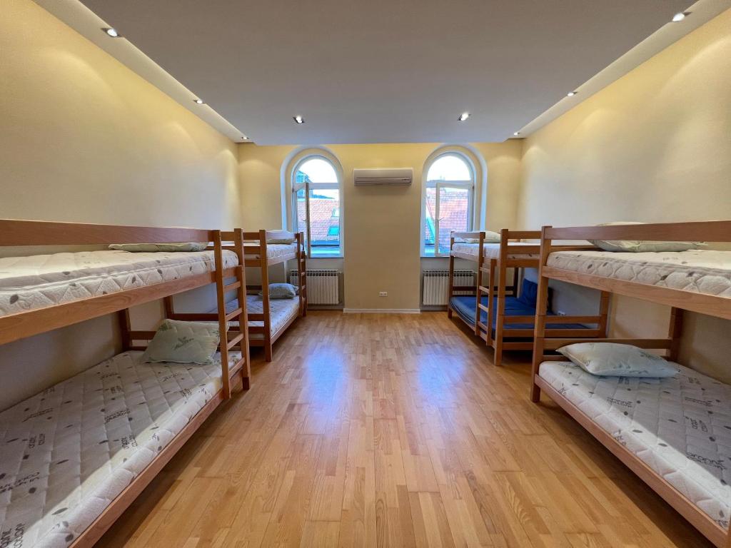 um quarto com um monte de beliches em Joy Hostel em Saraievo