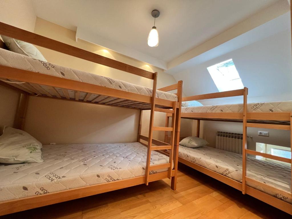 Uma cama ou camas num quarto em Joy Hostel