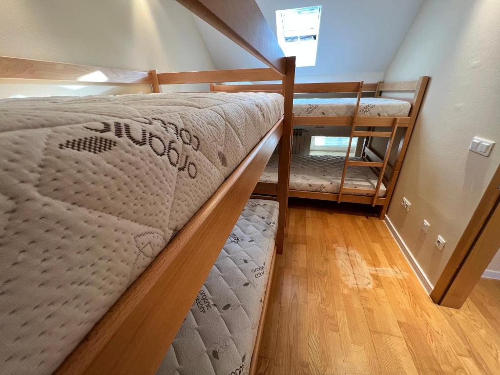 Uma cama ou camas num quarto em Joy Hostel
