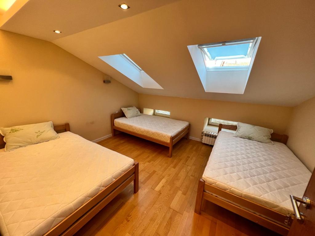 Uma cama ou camas num quarto em Joy Hostel