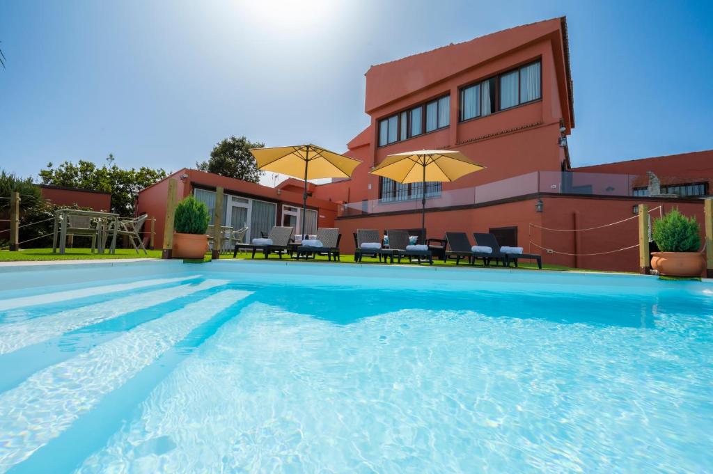 a large swimming pool in front of a building at Finca El Pastel in Tacoronte