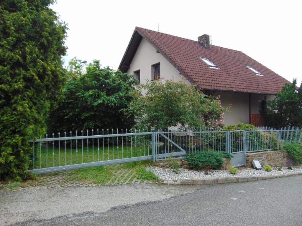 une clôture blanche devant une maison dans l'établissement Ubytování u Kubátů, à Prachatice