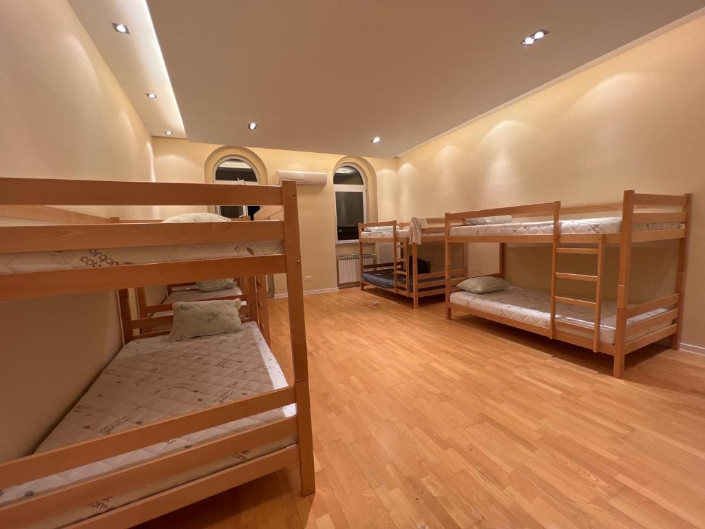 Uma cama ou camas num quarto em Joy Hostel