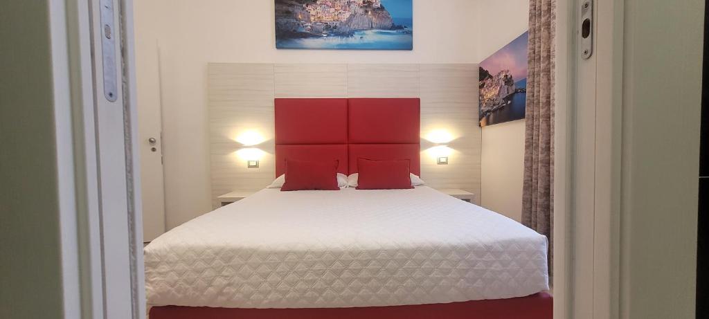 ラ・スペツィアにあるAffittacamere 5 Terre Dolci Sogniのベッドルーム1室(赤いヘッドボード付きのベッド1台付)