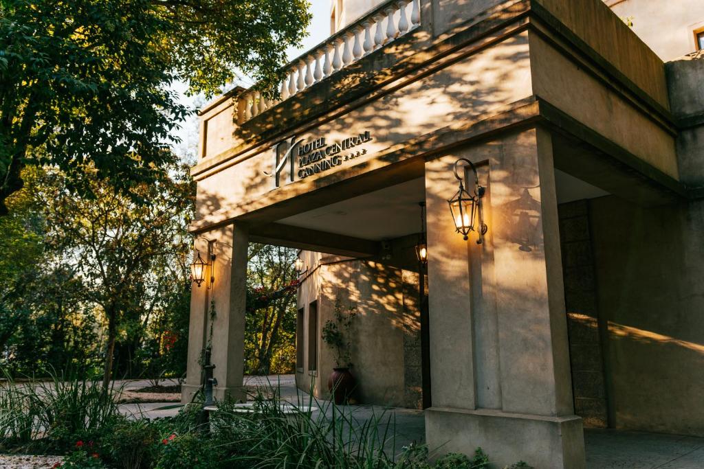 un edificio con un cartel en el costado en Hotel Plaza Central Canning en Ezeiza