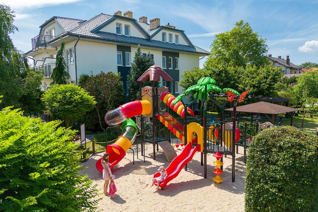 un parque infantil frente a una casa en Willa Rodos II en Władysławowo