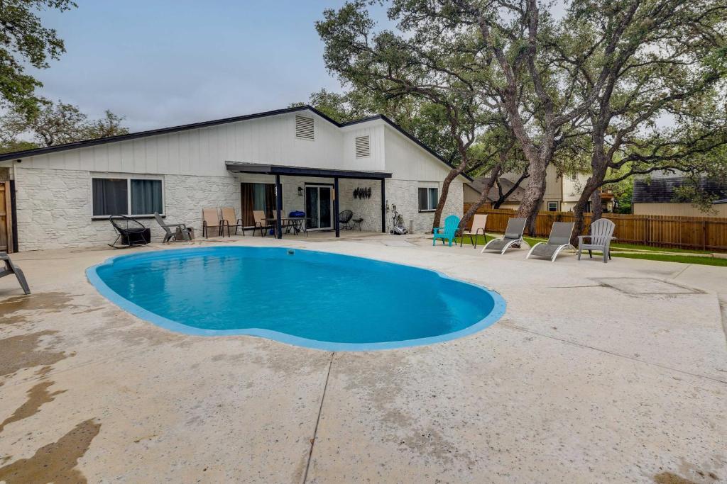 una piscina en un patio con una casa en San Antonio Vacation Rental with Pool and Home Gym en San Antonio