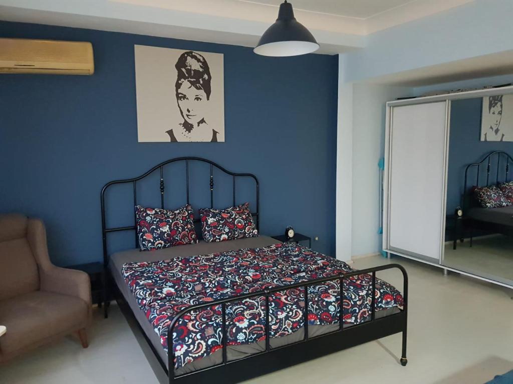 um quarto com uma cama e uma parede azul em VİP ŞİŞLİ SQUARE CENTRAL HOUSE em Istambul