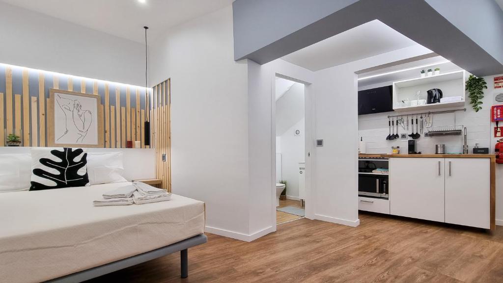The Jolie - Apartments by the Ocean, with Free Parking - Studio Standard