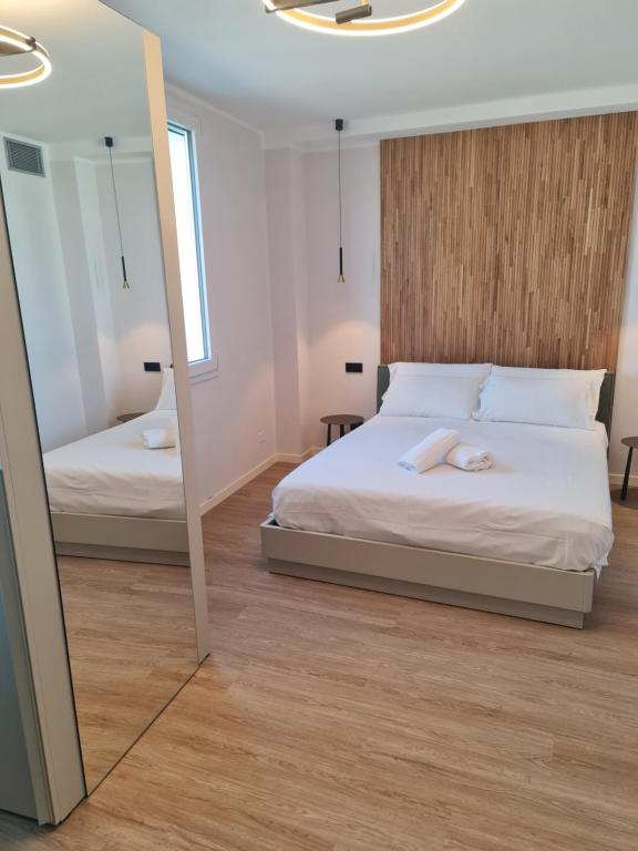 sypialnia z dużym lustrem i łóżkiem w obiekcie Hotel Miratorre superior w Pizie