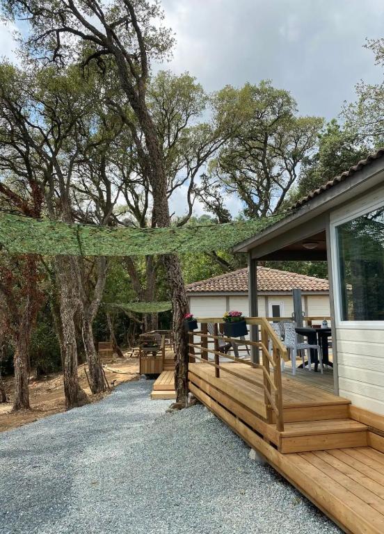 une maison avec une terrasse couverte en bois et une terrasse dans l'établissement Les chalets des Îles, à Borgo
