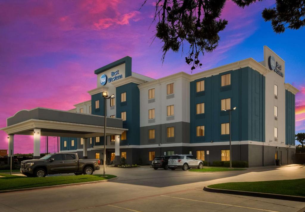 a rendering of a hotel with cars parked in a parking lot at Best Western Eastland in Eastland