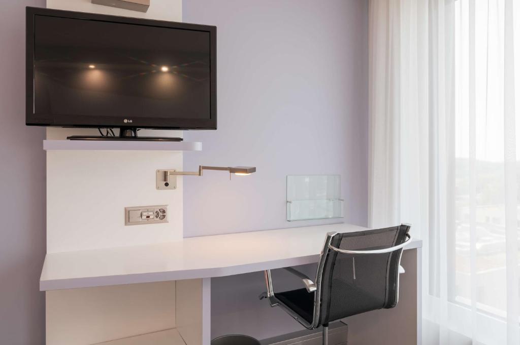 TV a/nebo společenská místnost v ubytování Prize by Radisson, Zurich Affoltern am Albis