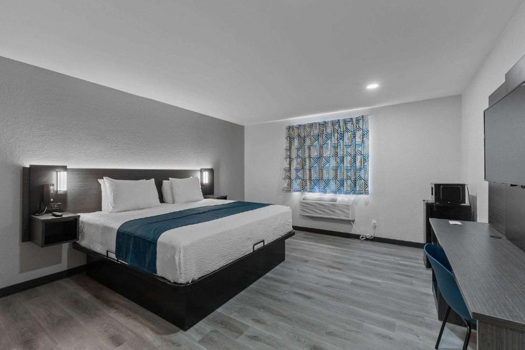 een hotelkamer met een bed en een raam bij Motel 6 Brighton CO Denver Northeast in Brighton