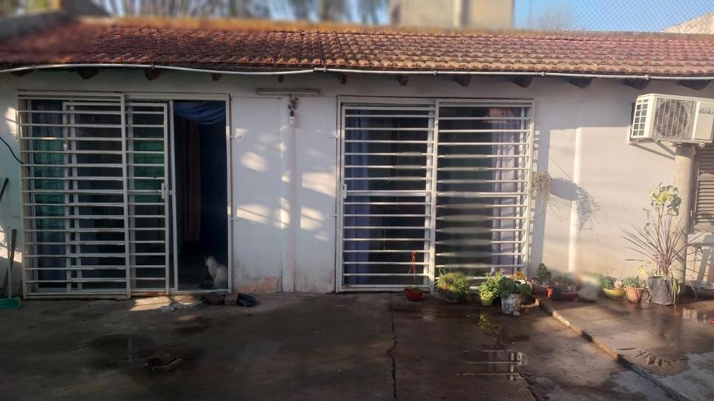 Hostel la abuela في La Unión: بيت ابيض والستائر جانبيه