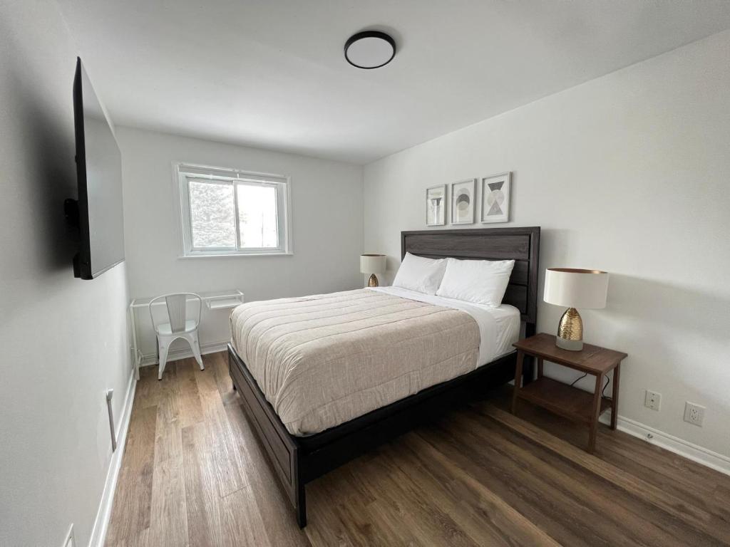 1 dormitorio con 1 cama y TV en Letitia Heights !D Quiet and Stylish Private Bedroom with Shared Bathroom en Barrie