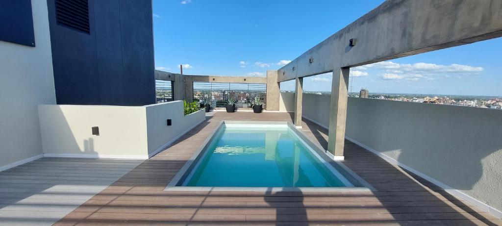 - une piscine sur le balcon d'un bâtiment dans l'établissement Dpto Calidad Premium Zona Norte San Miguel de Tucumán, à San Miguel de Tucumán