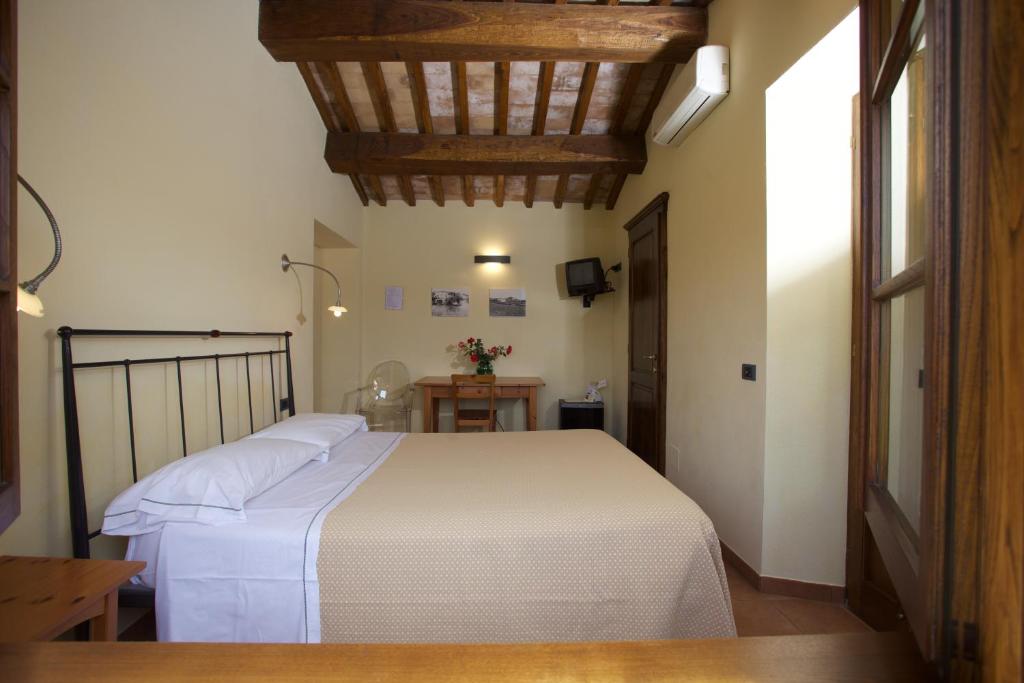 A bed or beds in a room at Bio Agriturismo Il Torrione