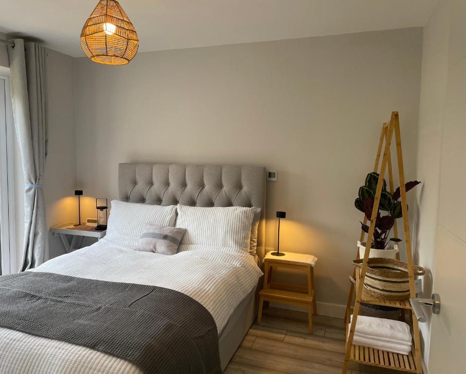 ein Schlafzimmer mit einem großen Bett und einer Leiter in der Unterkunft Cornwall Tranquil Retreats in Saltash