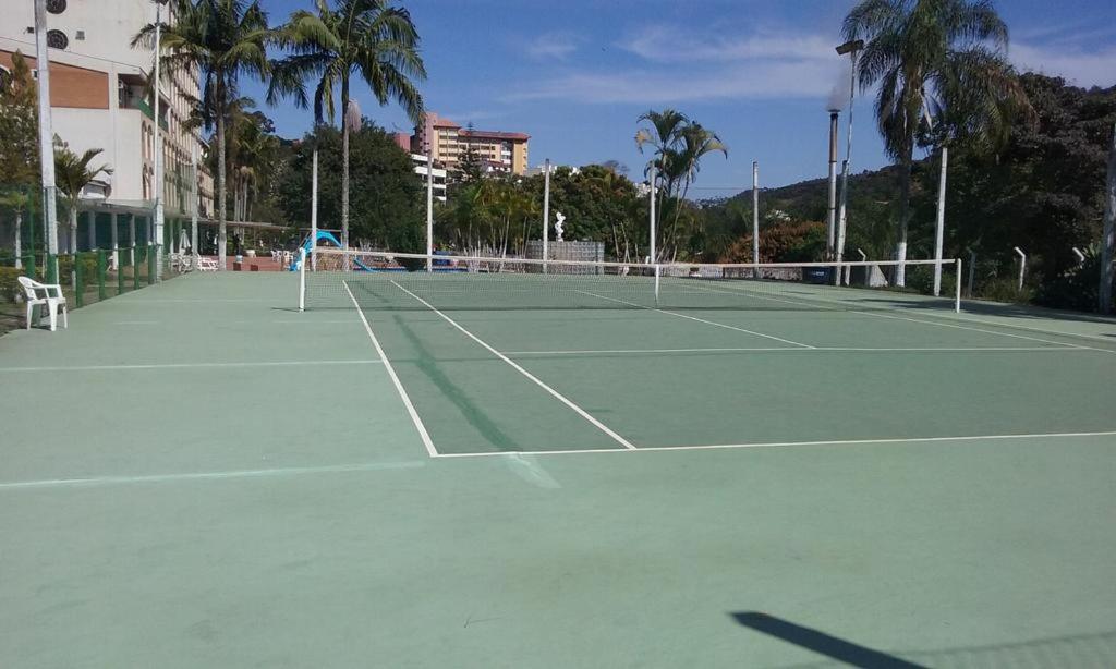 a tennis court with two tennis rackets on it at FLAT CAVALINHO BRANCO in Águas de Lindóia