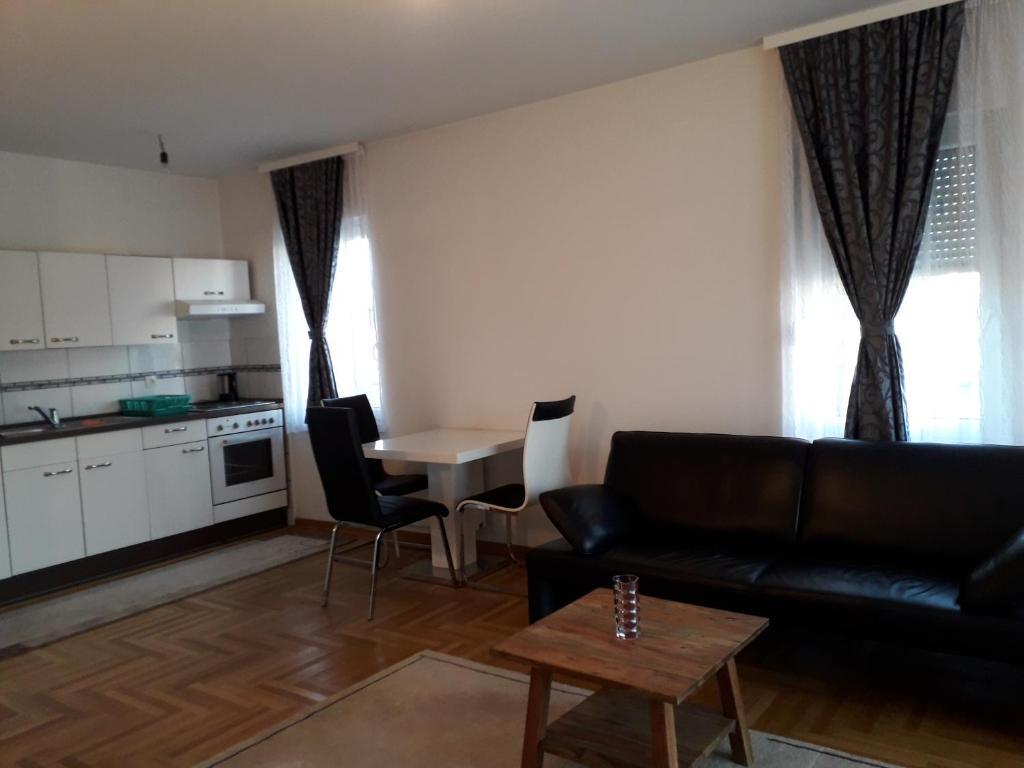 sala de estar con sofá y mesa en Apartmani Aeredrom, en Sarajevo
