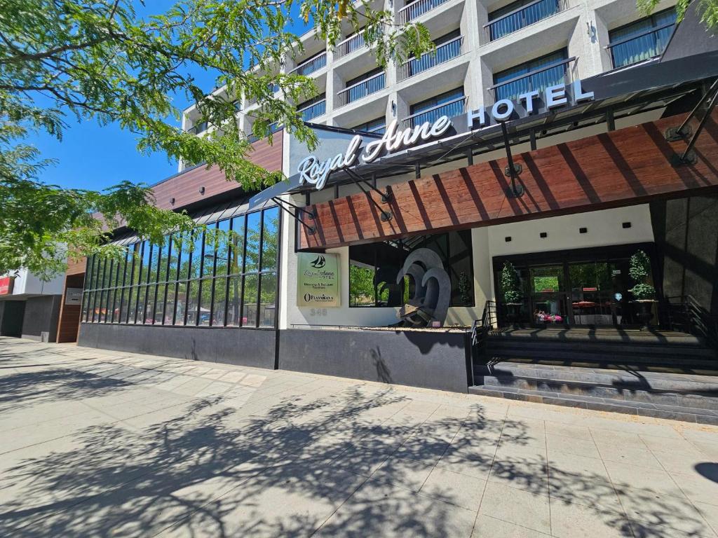 ein Geschäft vor einem Gebäude mit einem Schild darauf in der Unterkunft The Royal Anne Hotel in Kelowna