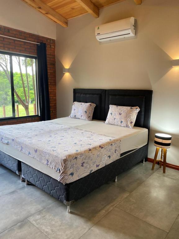 duże łóżko w pokoju z oknem w obiekcie Casa de Campo Fichtelberger Hohenau w mieście Hohenau