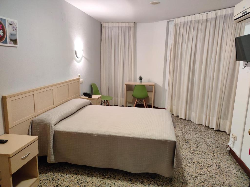 Postel nebo postele na pokoji v ubytování Hotel Cogullada
