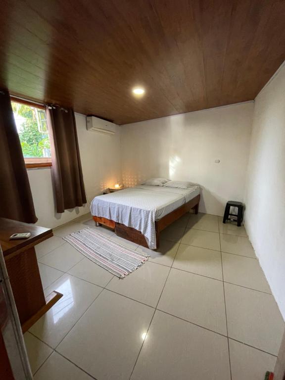 een slaapkamer met een bed in een kamer bij Cocos House, Drake Bay in Drake