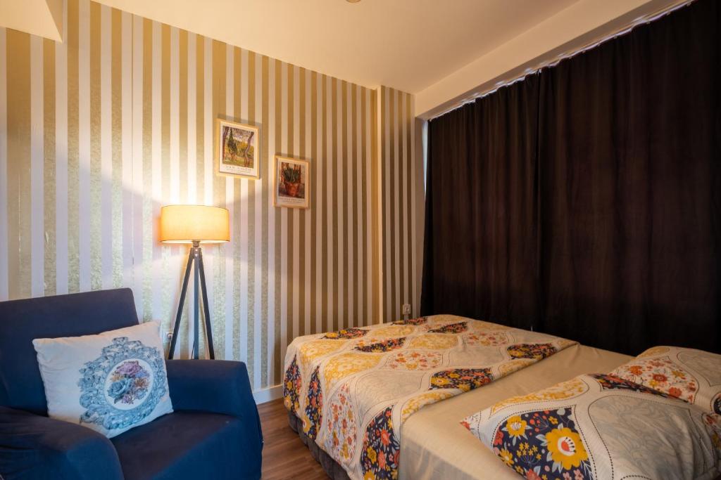 1 dormitorio con 1 cama, 1 silla y 1 lámpara en Deluxe Residence Istanbul, en Estambul