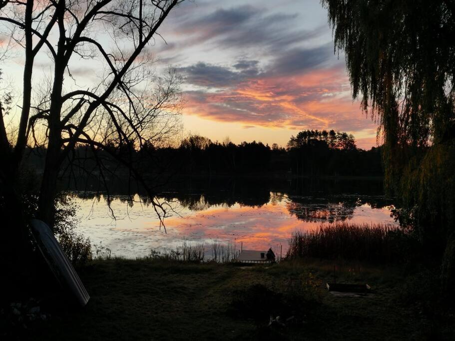 een uitzicht op een meer met een zonsondergang op de achtergrond bij Pigeon Lake Cottage in Kawartha Lakes