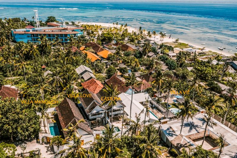 een luchtzicht op een resort en het strand bij Villa Manouch in Nusa Lembongan
