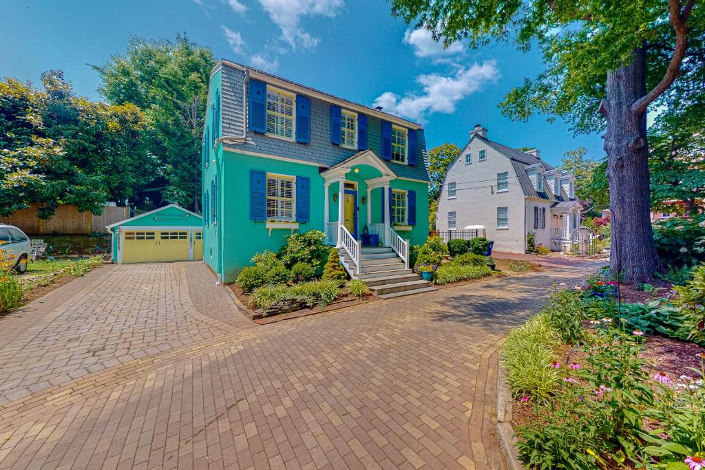 uma casa azul e uma casa branca em The Robins Nest em Annapolis